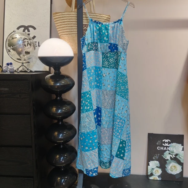 2025夏季新款气质碎花吊带连衣裙别致复古撞色印花设计（NO退NO换）