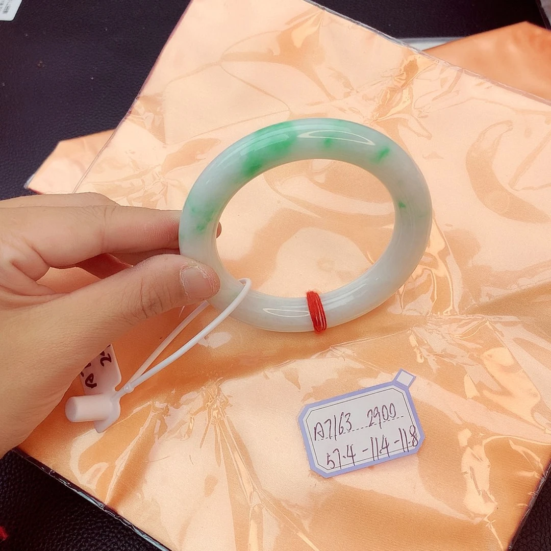 翡翠手镯未镶嵌翡翠