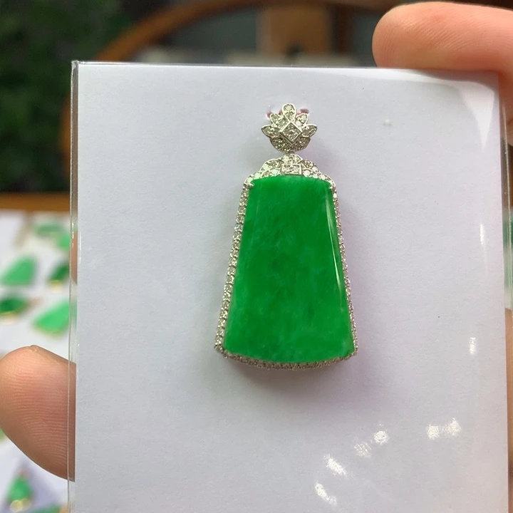 翡翠18K金镶嵌颈饰翡翠吊坠