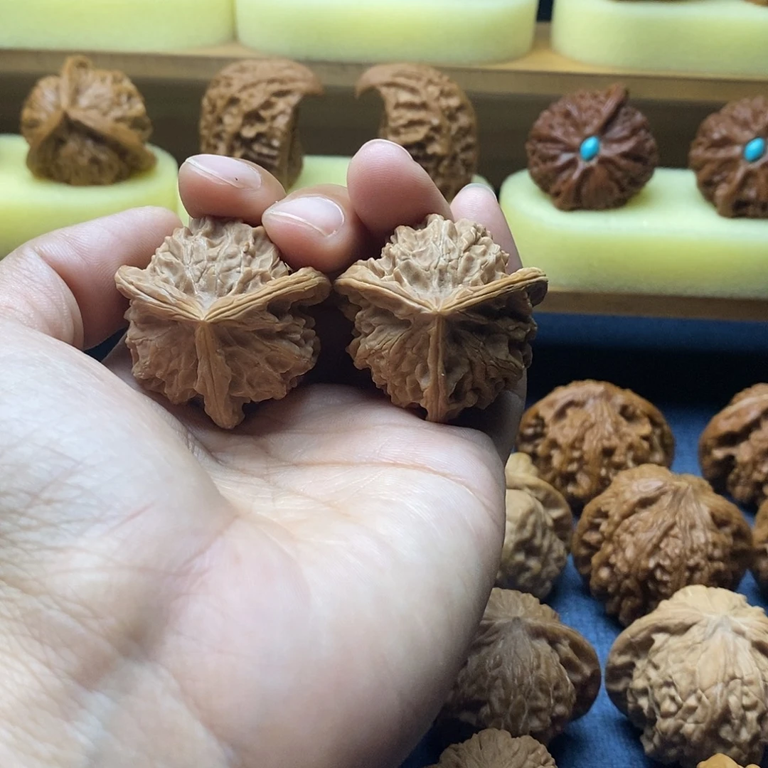 盘山三棱正奔红皮文玩核桃