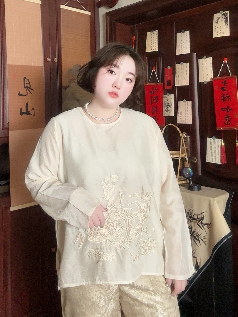 格格新中式国风圆领丝棉质刺绣宽松开叉女2025春复古打底衫上衣