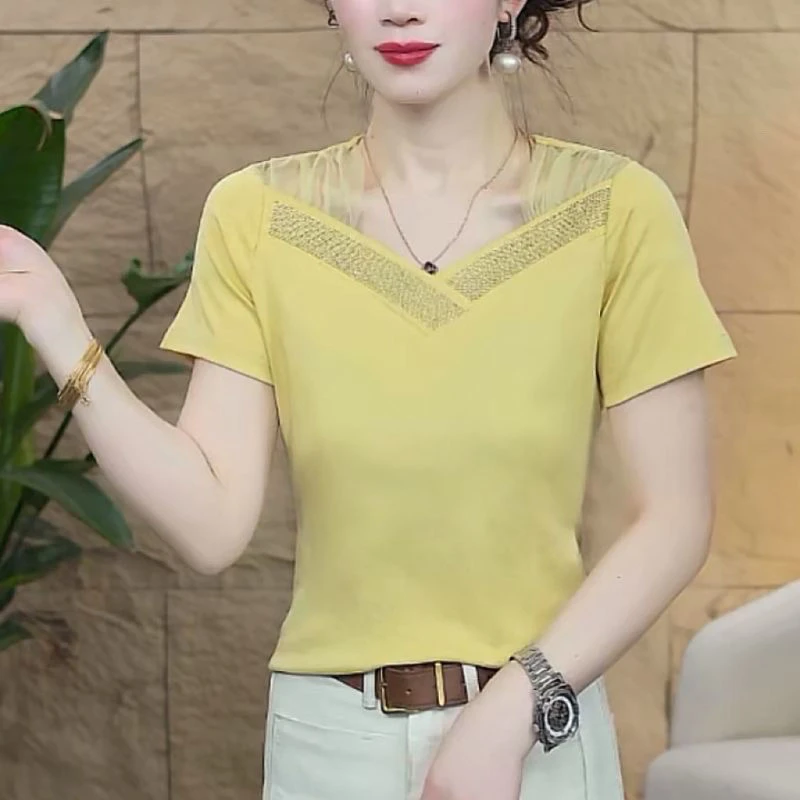 2025年夏季简约气质遮肉遮肚洋气通勤气质显瘦V领蕾丝边纯色T恤