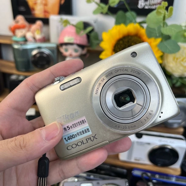 95新 Nikon/尼康 尼康s3100无镜头帘冷白色彩饱满氛围感送相机包