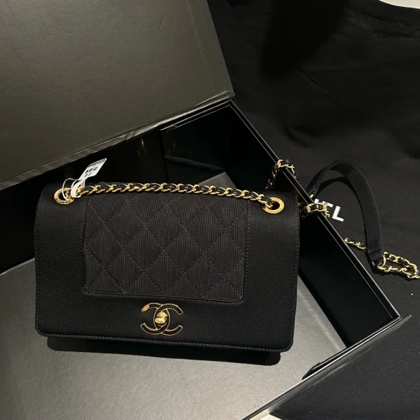 95新 Chanel/香奈儿 多多奢品/香奈儿布面珐琅扣斜挎包98新包展