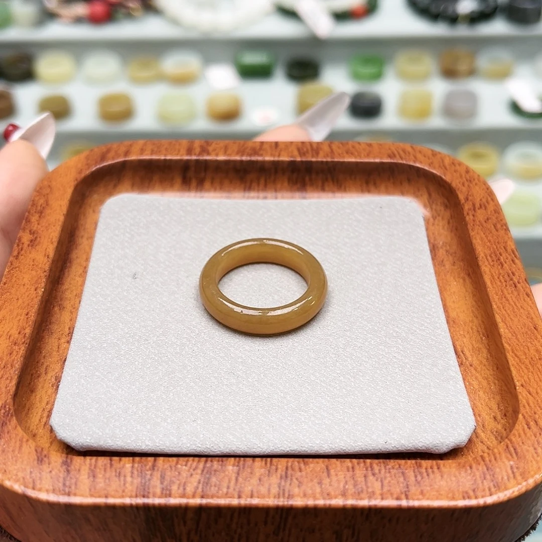 和田玉戒指未镶嵌内径18.4 可以带18细条手指