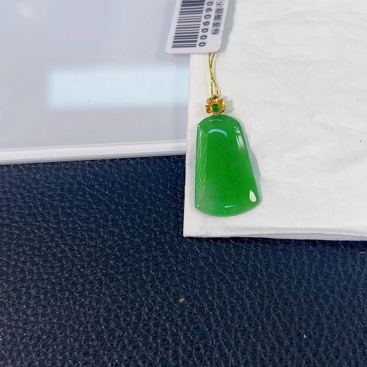 颈饰18K金镶嵌翡翠