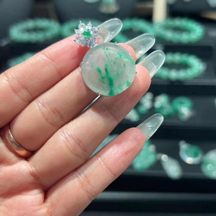 石英质玉（非洲翠）未镶嵌颈饰