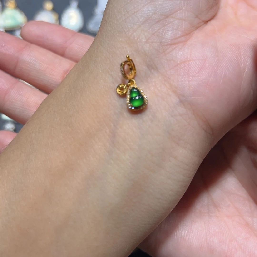 翡翠颈饰18K金镶嵌吊坠