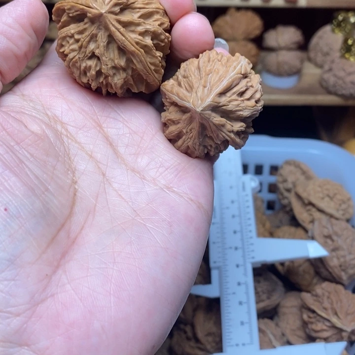 莫***默把件文玩核桃尺寸