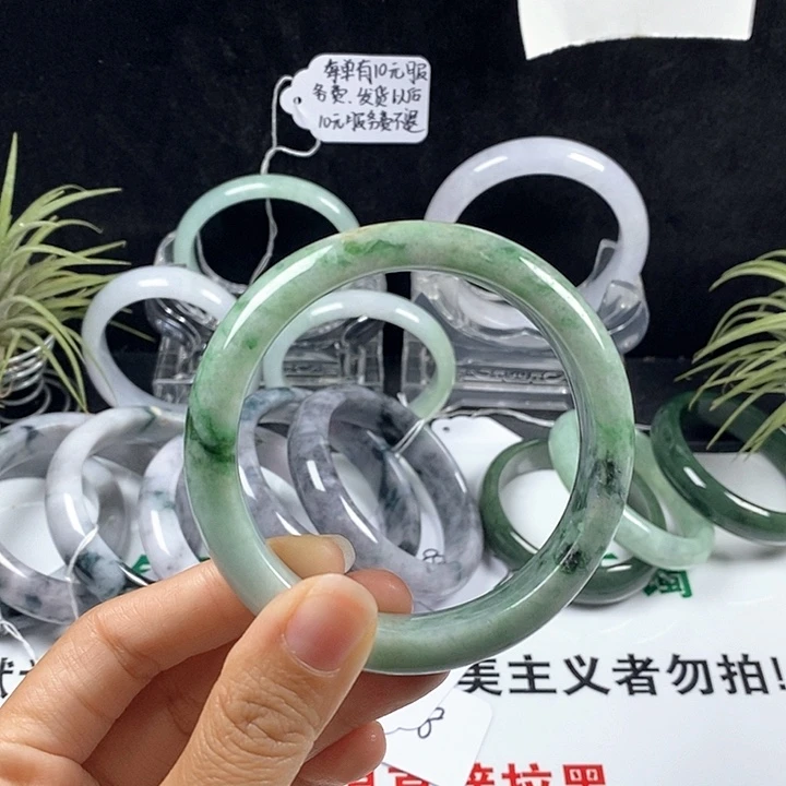 翡翠未镶嵌手镯90号。 58.6圈