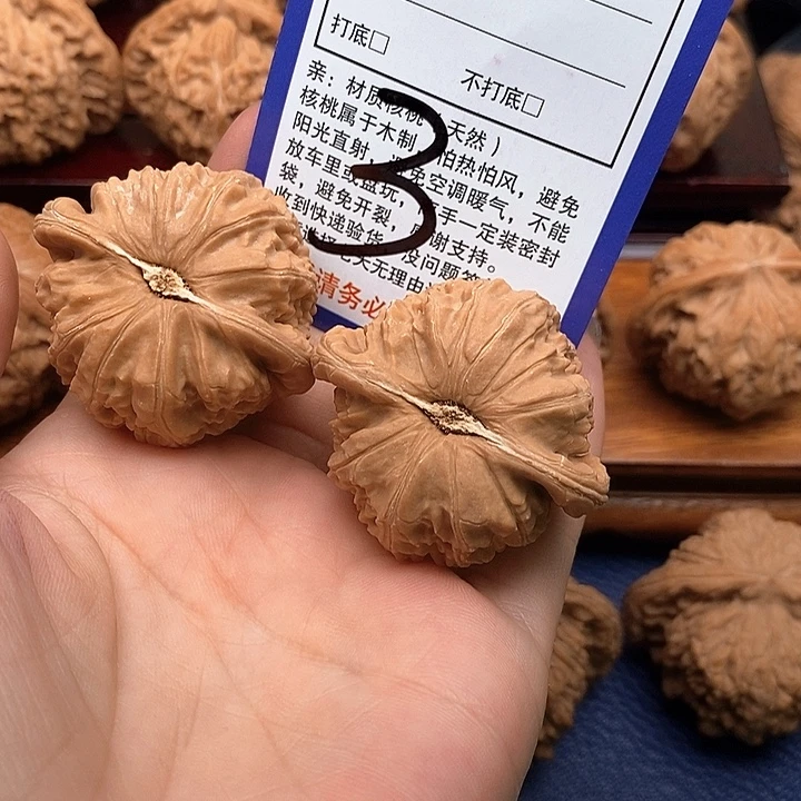吊坠桃核白狮子头42