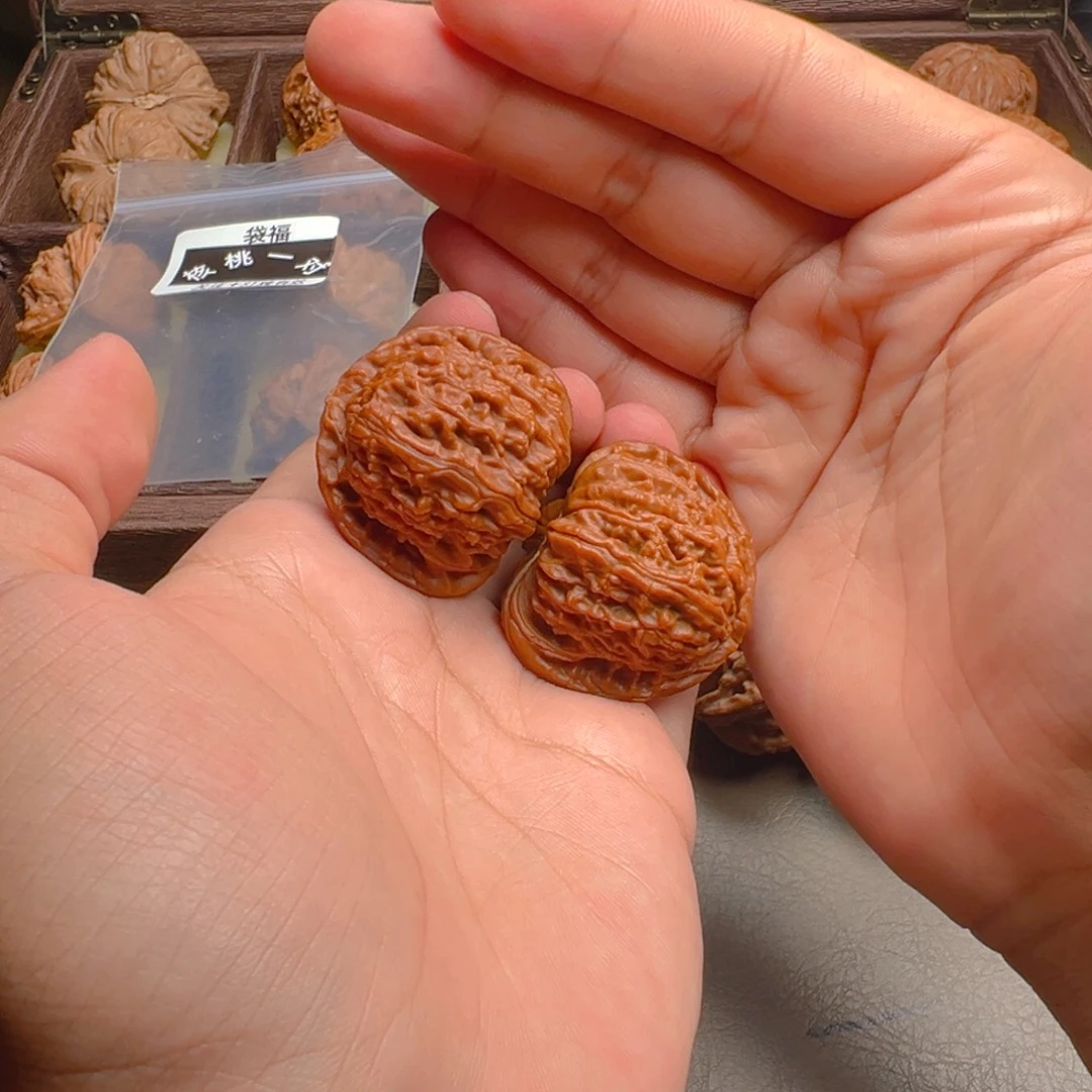 文玩核桃吊坠白狮子
