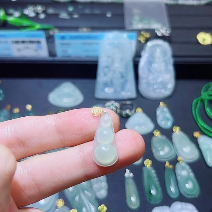 翡翠18K金镶嵌颈饰翡翠