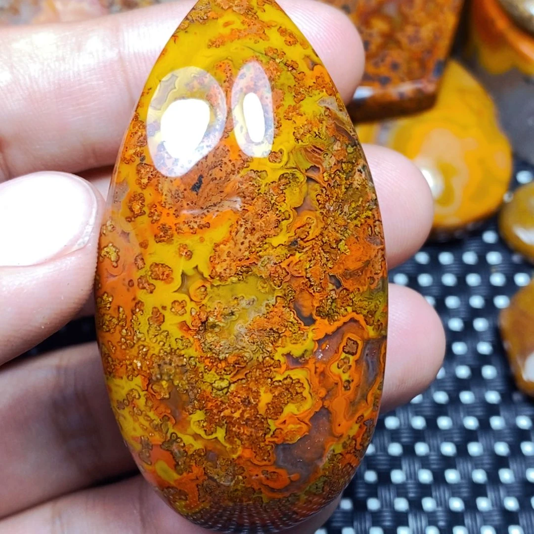 未镶嵌颈饰玛瑙/玉髓莲**手