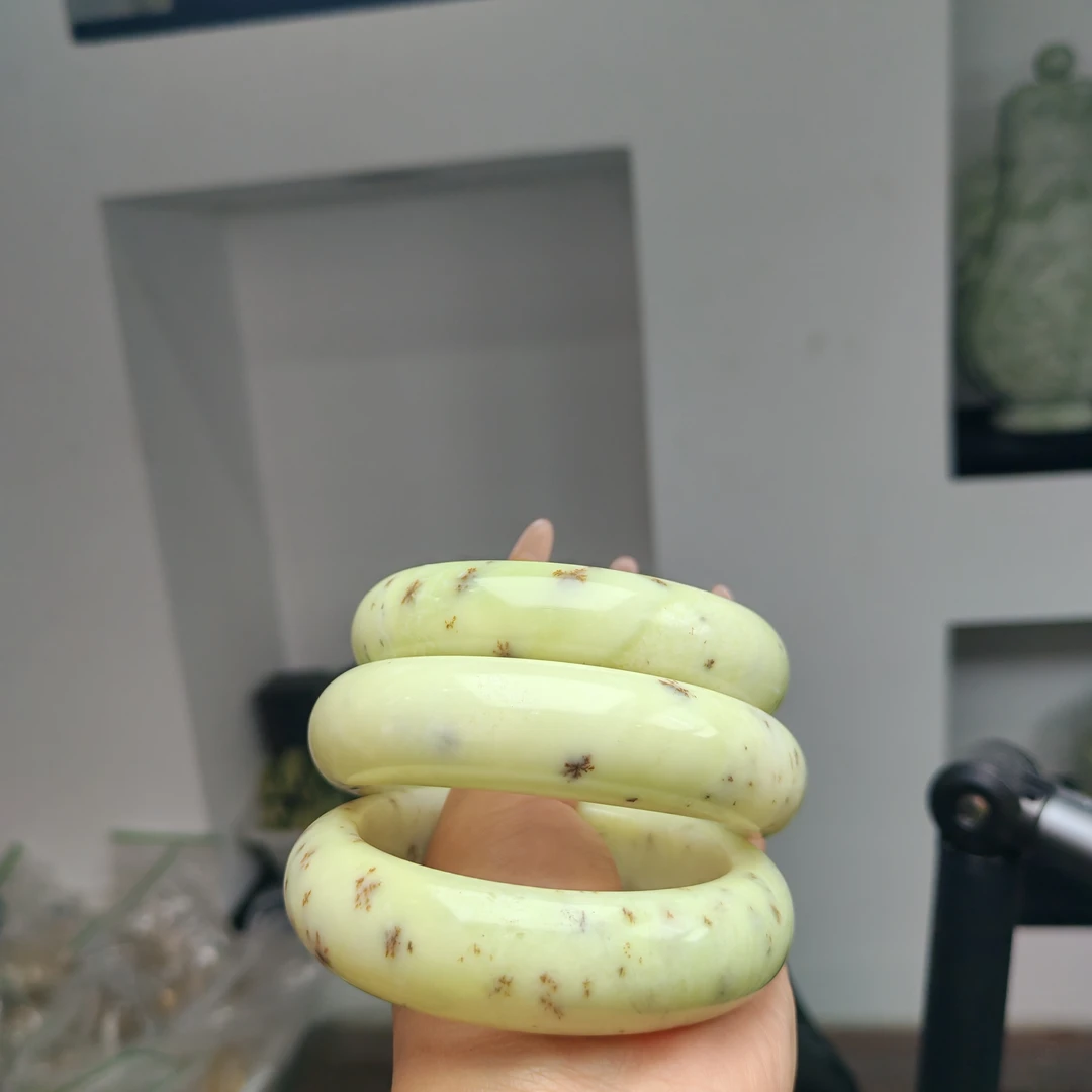 岫玉上品精美金钱草轮胎手镯（随机发货 其中一个）