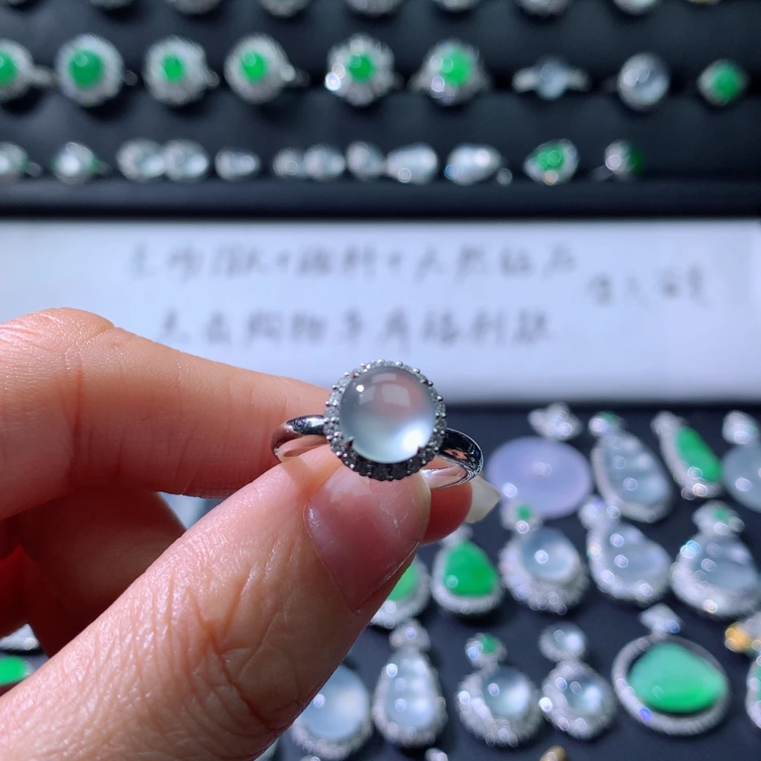 18K金镶嵌戒指翡翠伴钻