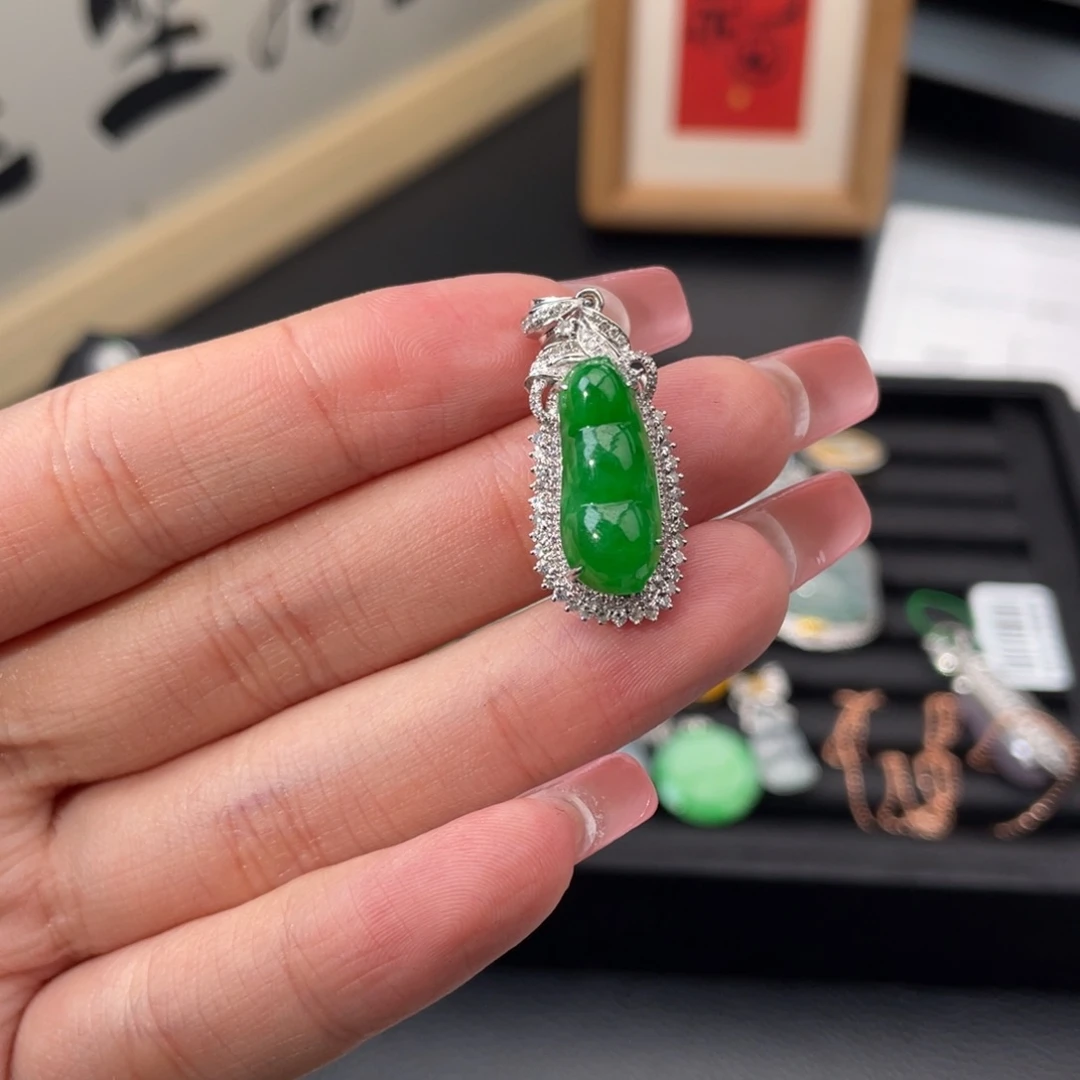 翡翠18K金镶嵌颈饰满色豆子