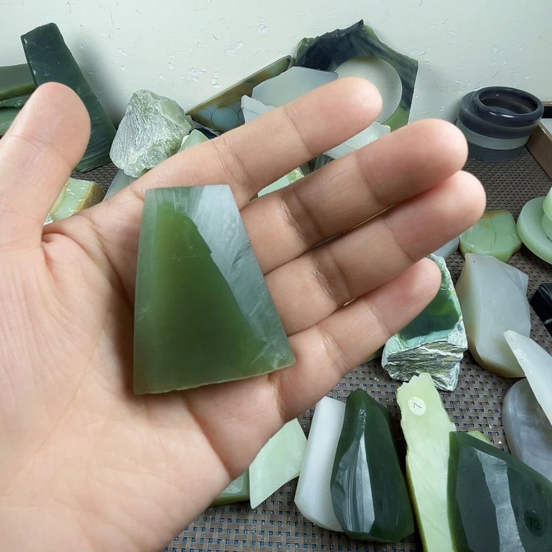 和田玉未镶嵌颈饰。*