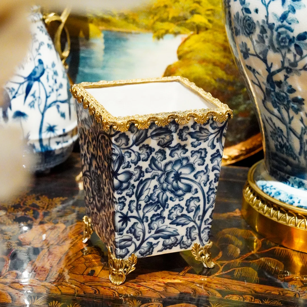 【BENNY本尼家】HX61中式青花高温瓷镶铜高档四方斜身笔筒桌面摆