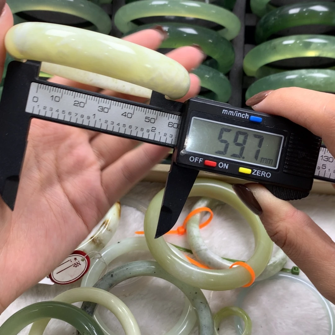 蛇纹石玉未镶嵌手镯129
