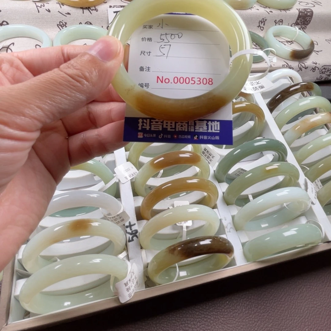 小***！和田玉未镶嵌手镯