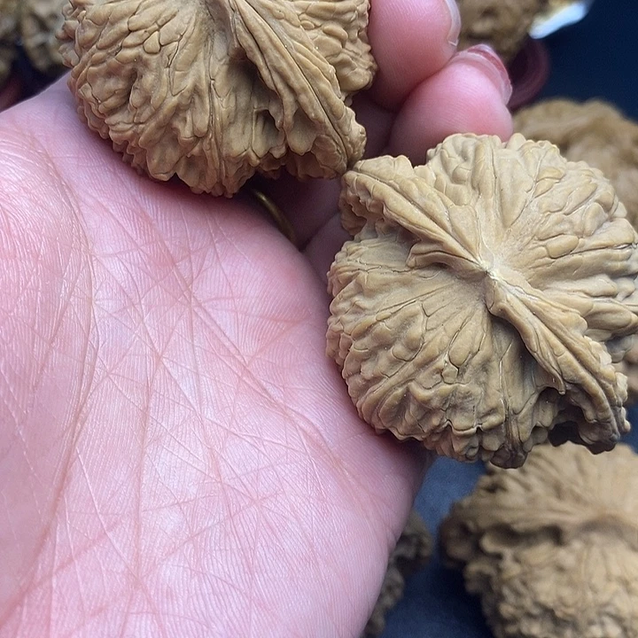 易***c吊坠文玩核桃白师子51水尖