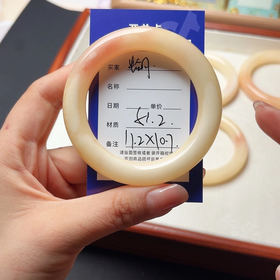 电***蝶未镶嵌手镯石英质玉