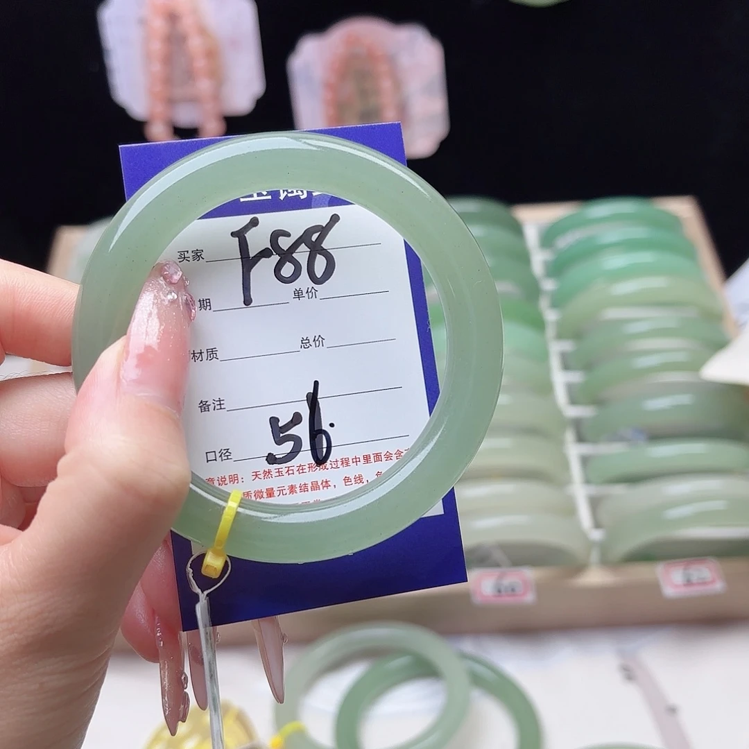 阿***贝石英质玉未镶嵌手镯