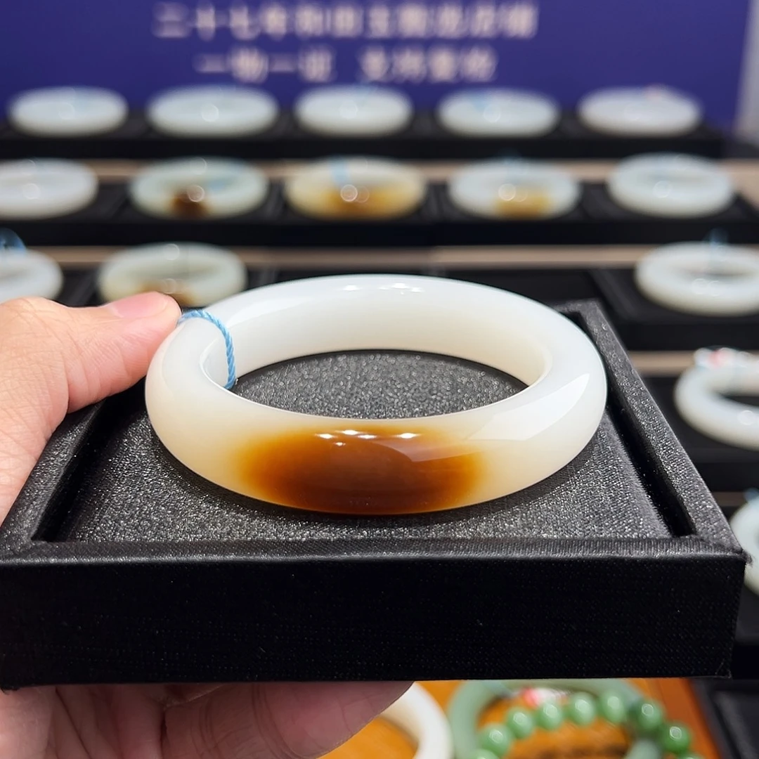 南***。和田玉未镶嵌手镯