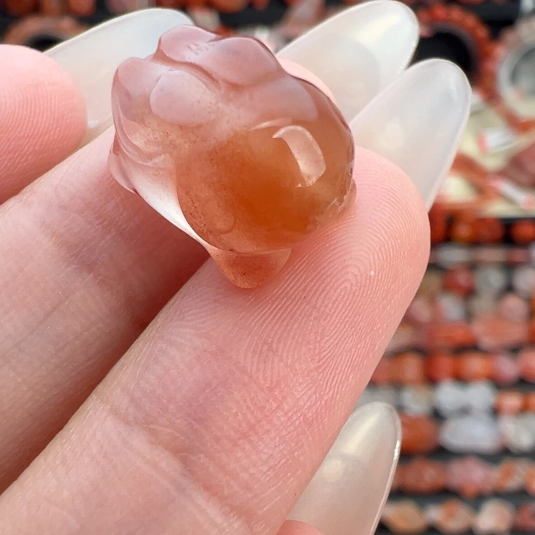 南红玛瑙未镶嵌颈饰通孔飞天兔