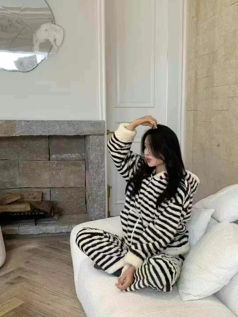 珊瑚绒连帽加厚两件套女2024秋冬新款慵懒风条纹舒适家居服套装女