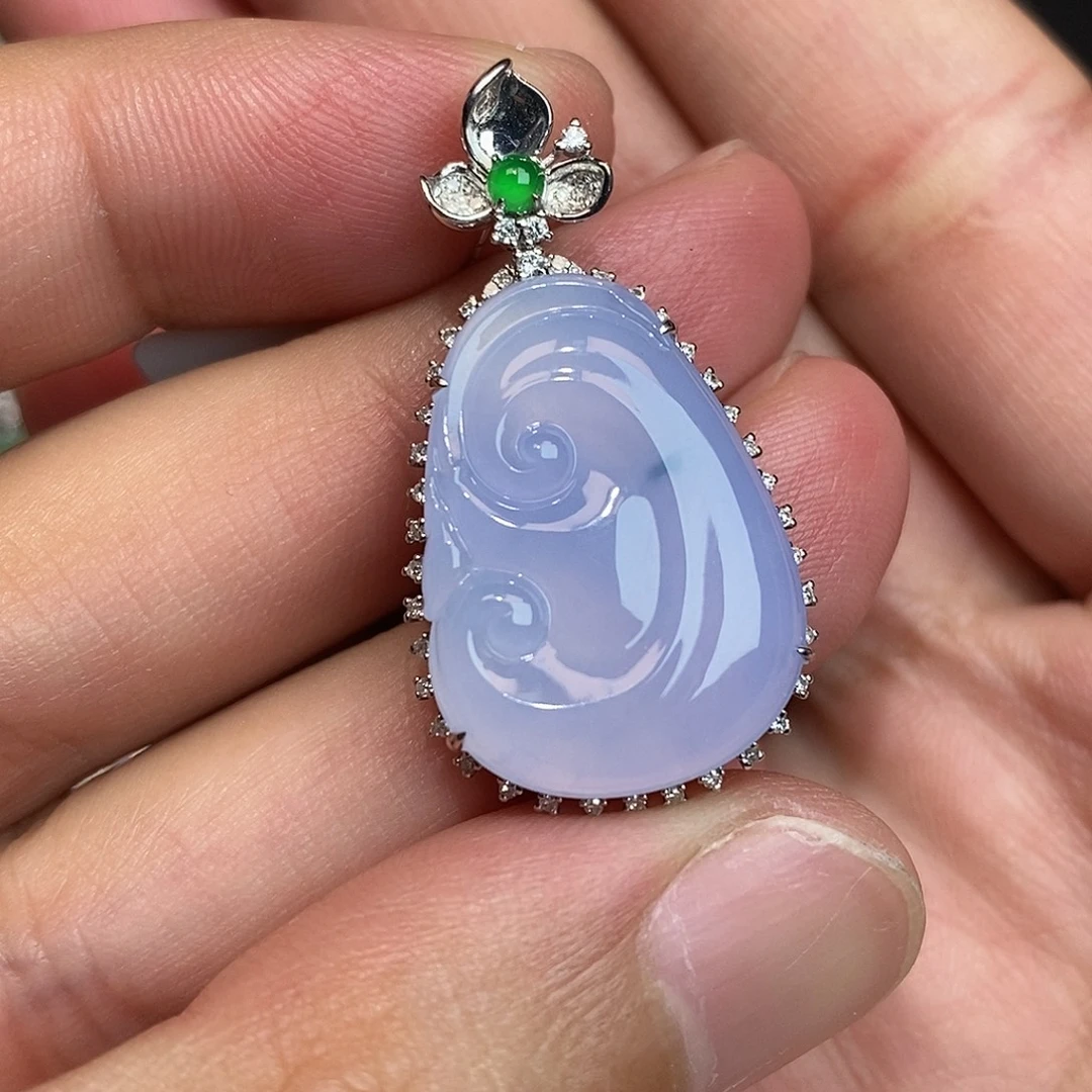 翡翠18K金镶嵌颈饰如意