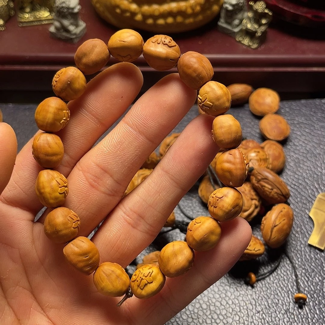 龙纹桃核雕刻瑕疵百福