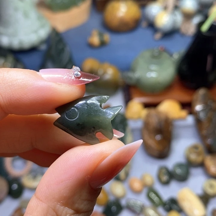 透闪石质玉未镶嵌挂件通孔鱼