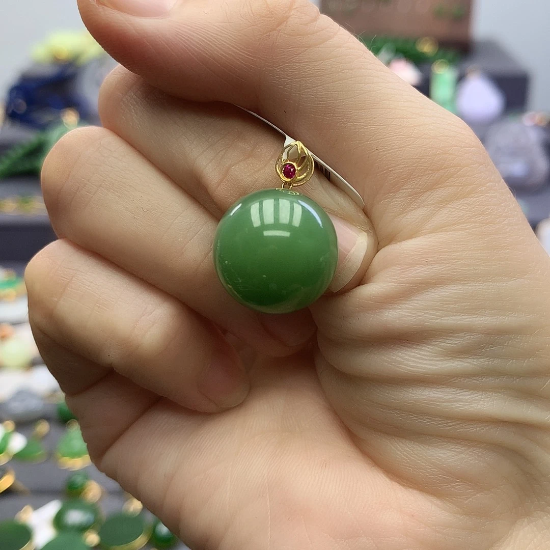 颈饰18K金镶嵌和田玉（碧玉）