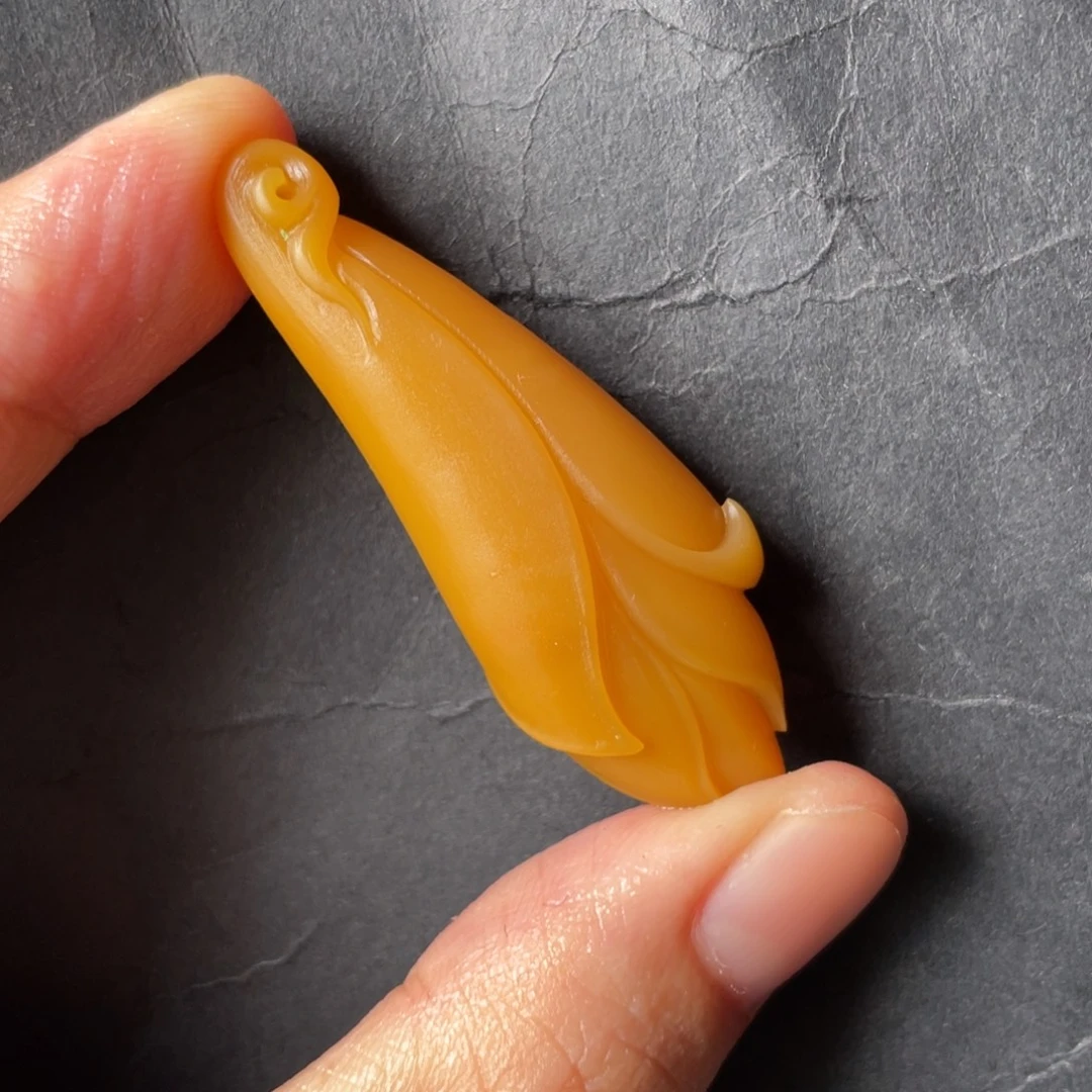 吉***意未镶嵌黄蜡石挂件石英质玉