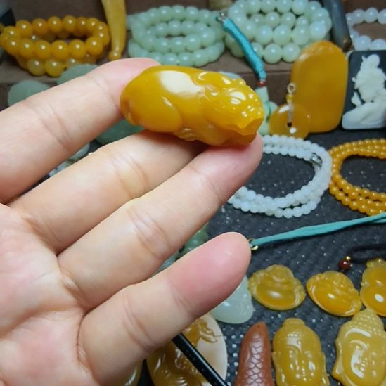石英质玉（黄龙玉）未镶嵌颈饰