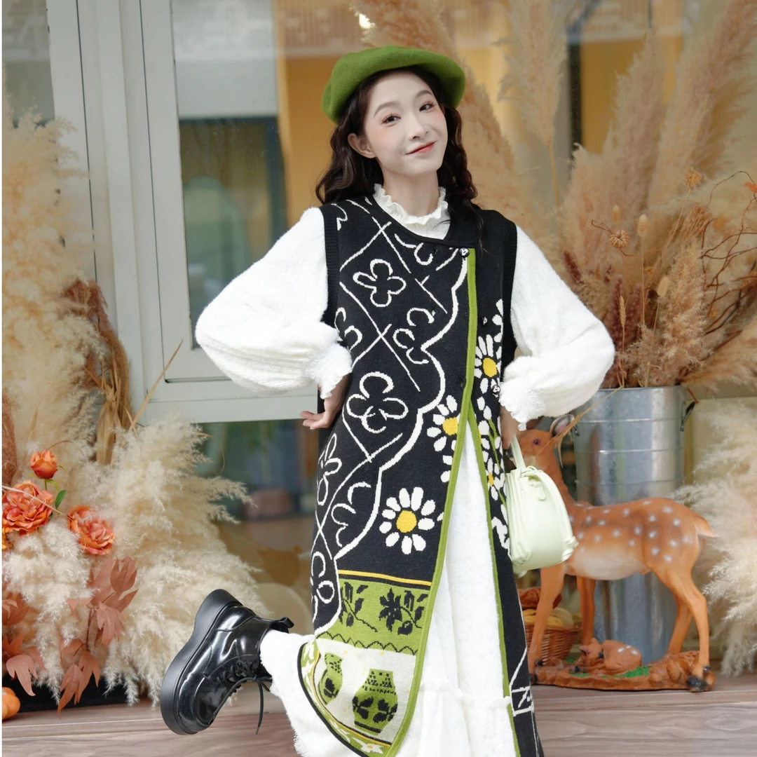 两三事【青柠秘境】2025冬季新款复古斜边纽扣提花毛织背心裙连衣裙