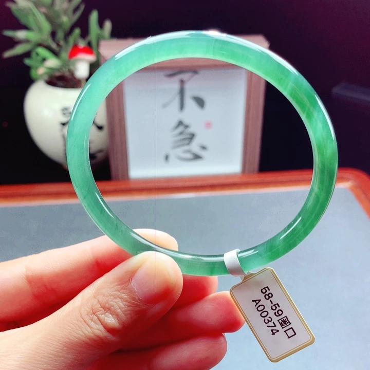 未镶嵌手镯翡翠圆镯