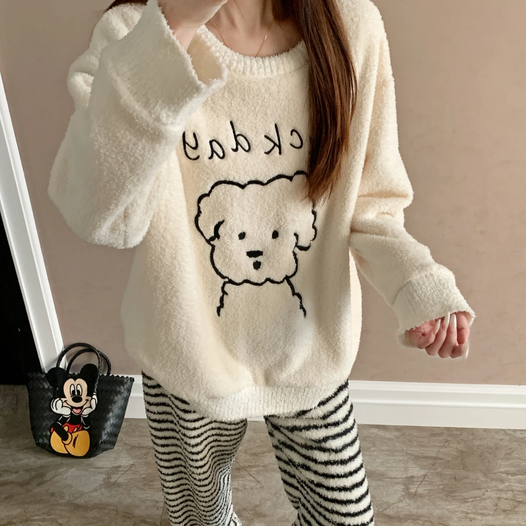 珊瑚绒睡衣女新款冬季加绒加厚圆领字母小狗保暖半边绒家居服套装