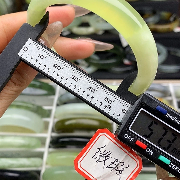 蛇纹石玉未镶嵌手镯594