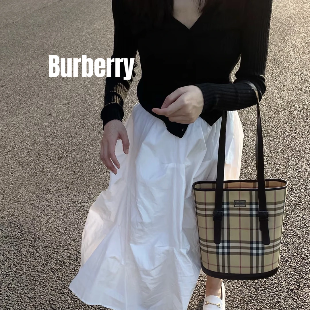 95新 BURBERRY/博柏利 /617976/英伦格水桶包