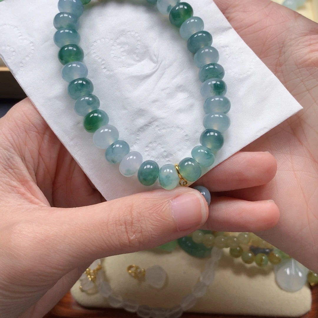 翡翠未镶嵌颈饰是