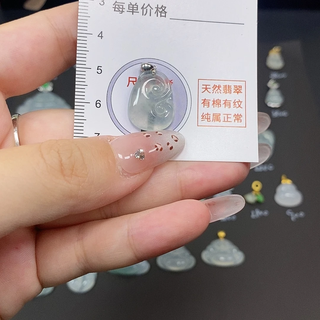 不***呀翡翠18K金镶嵌颈饰