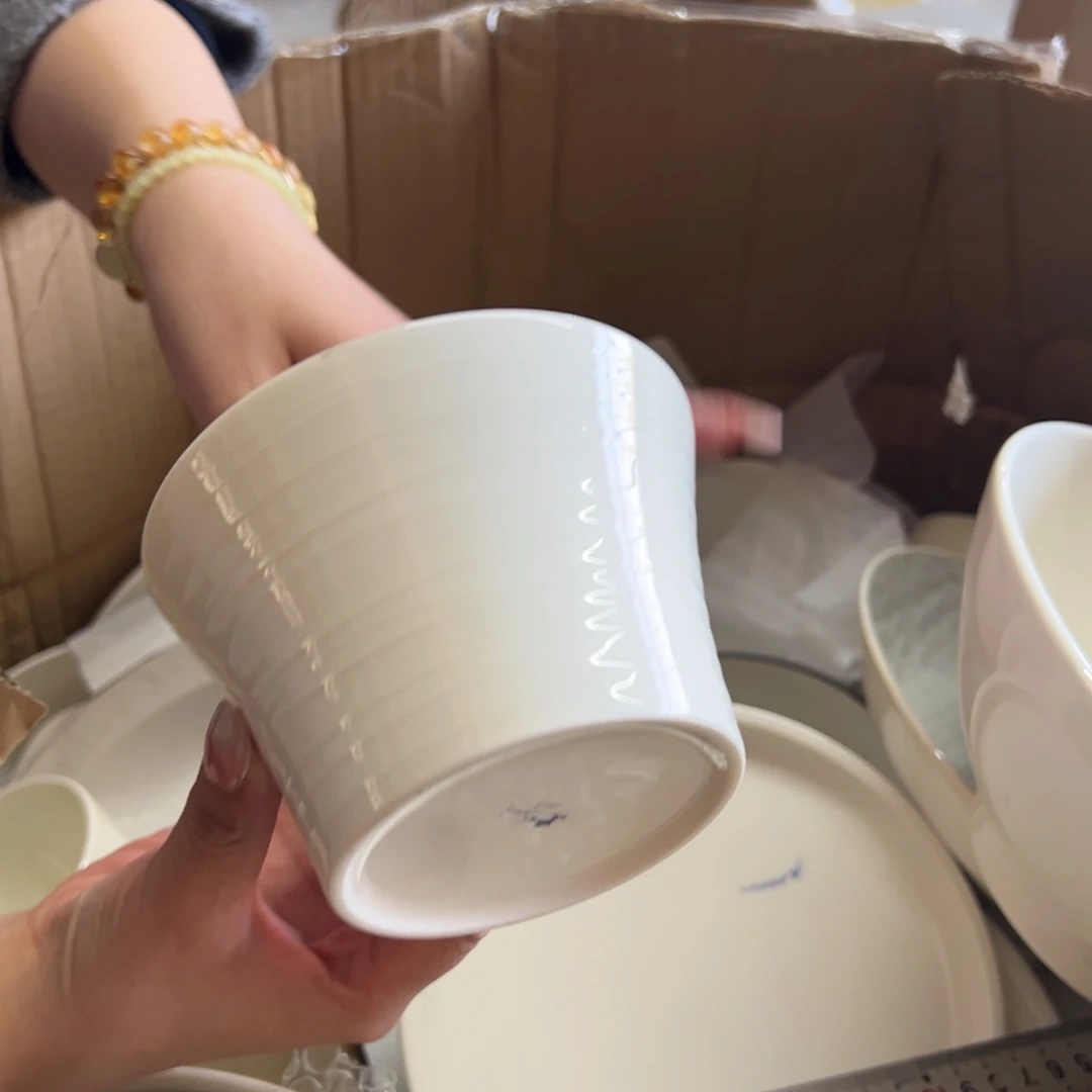 新骨瓷107瑕疵慎拍暖白浮雕 4.5寸微喇碗