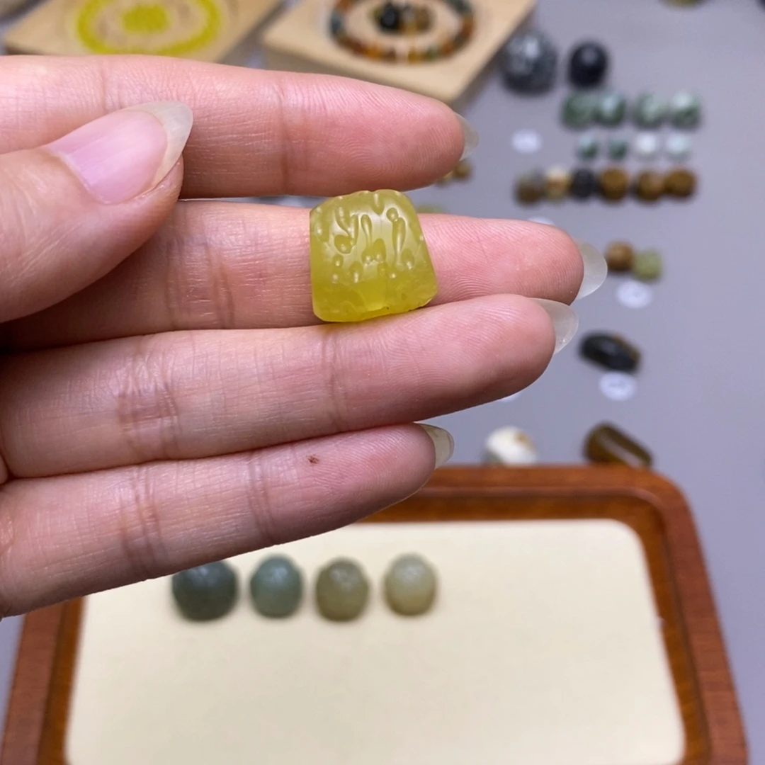 七***恼未镶嵌蛇纹石玉配饰
