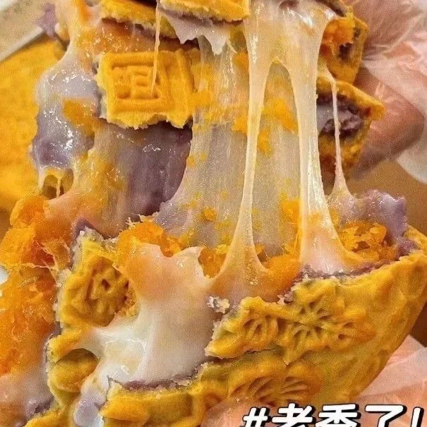 麻薯双拼大月饼芋泥味，红豆味．乌豆沙．肉松蛋黄月饼