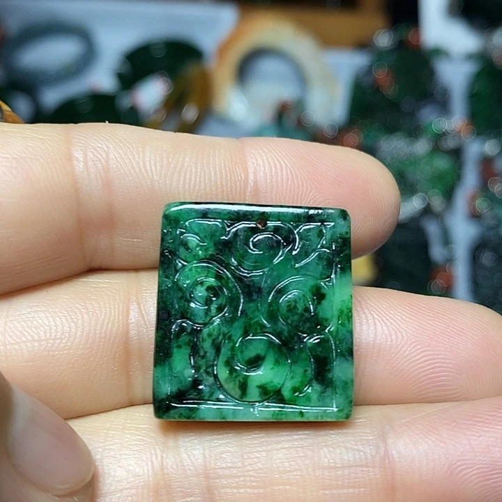 翡翠未镶嵌吊坠(赠链)