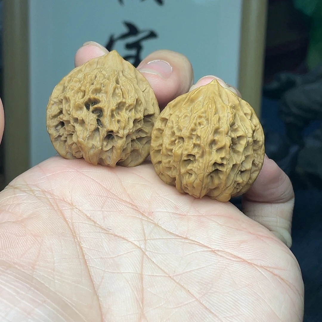 文玩核桃吊坠血灯笼