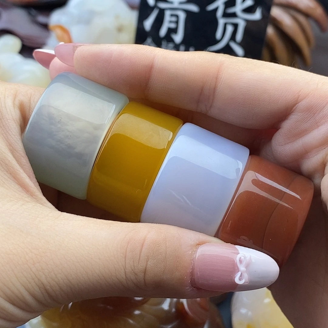 玛瑙未镶嵌手饰一个38，多样性发货，自己备注颜色
